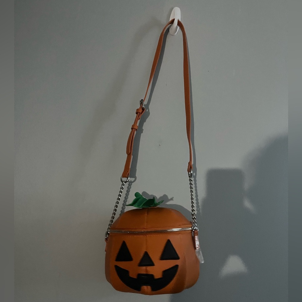 Mad Engine orange pumpkin jack-o’-lantern crossbody bag NEW Halloween viral - Picture 2 of 3